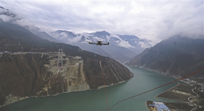 无人机拉着1100米桥索飞越大渡河