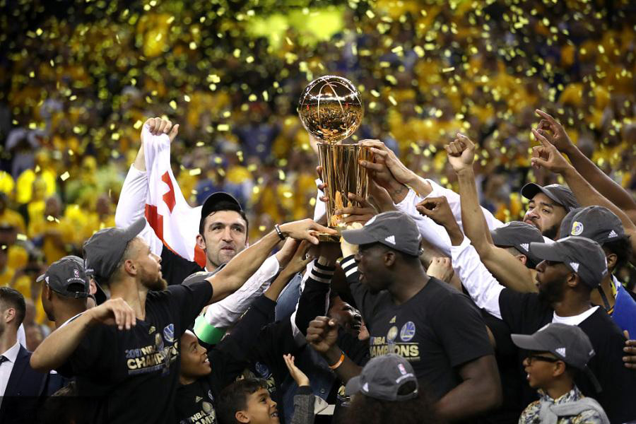 NBA落幕，勇士队夺冠后的狂欢游行盛典