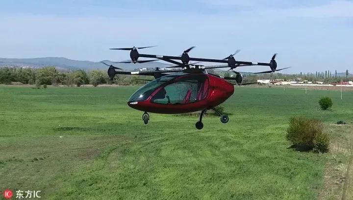 世界首个载人无人机完成试飞 “空中出租”实现在望