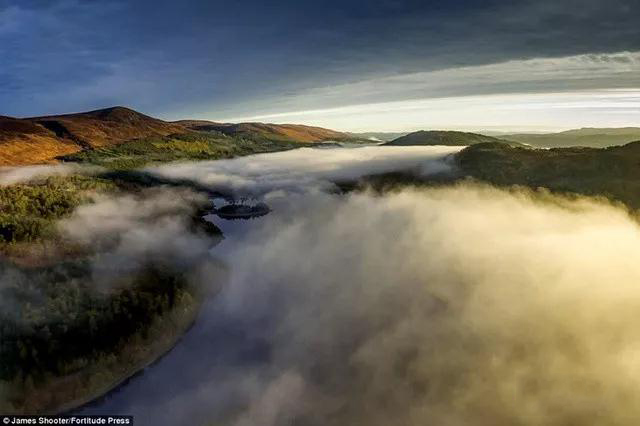 无人机拍照记录秋日苏格兰的美