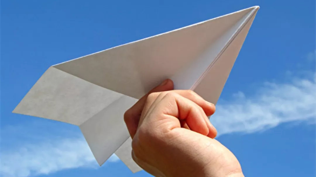 国外牛人折的纸飞机，时速高达32km/h，飞10分钟也不会掉！