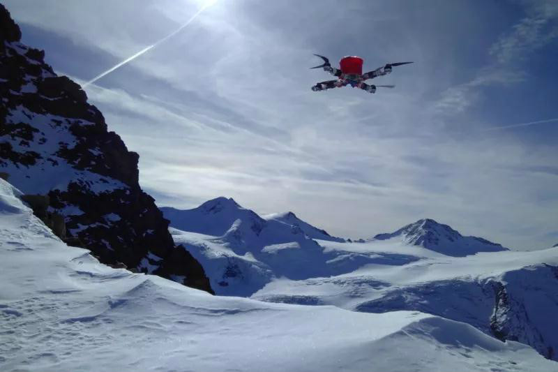 滑雪遇上雪崩怎自救？德国初创企业研雪地搜救无人机