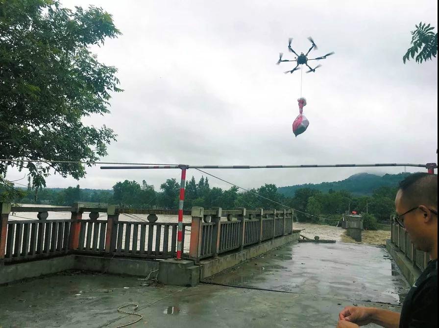 桥梁被撞断：四川村落沦孤岛，无人机急空运奶粉